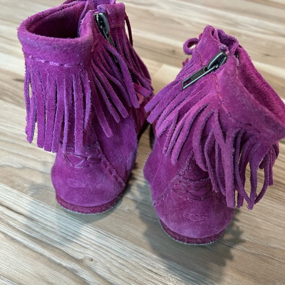 UGG AUSTRALIA Girl’s sz 1 'Kaysa' Purple Fuscia Suede Moccasin Fringe Booties